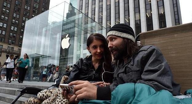 gente-hace-cola-apple-store-1